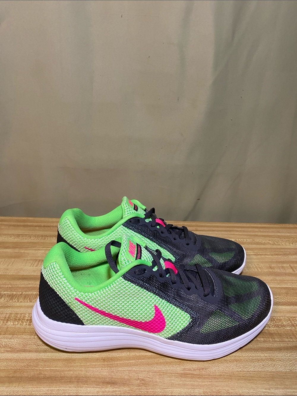 Nike Better World Revolution 3 Women’s Running Shoes Black Green Pink size 9.5